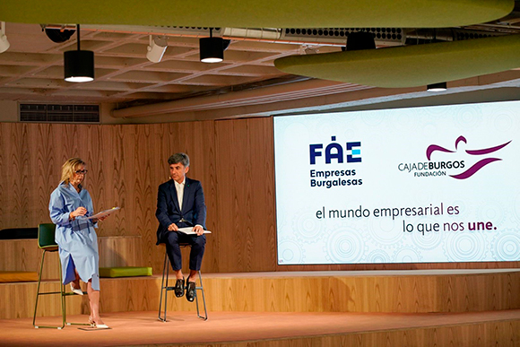 Emiliana Molero, secretaria general de FAE, y Javier Cuasante, responsable de Dinamismo Empresarial de Fundación Caja de Burgos.