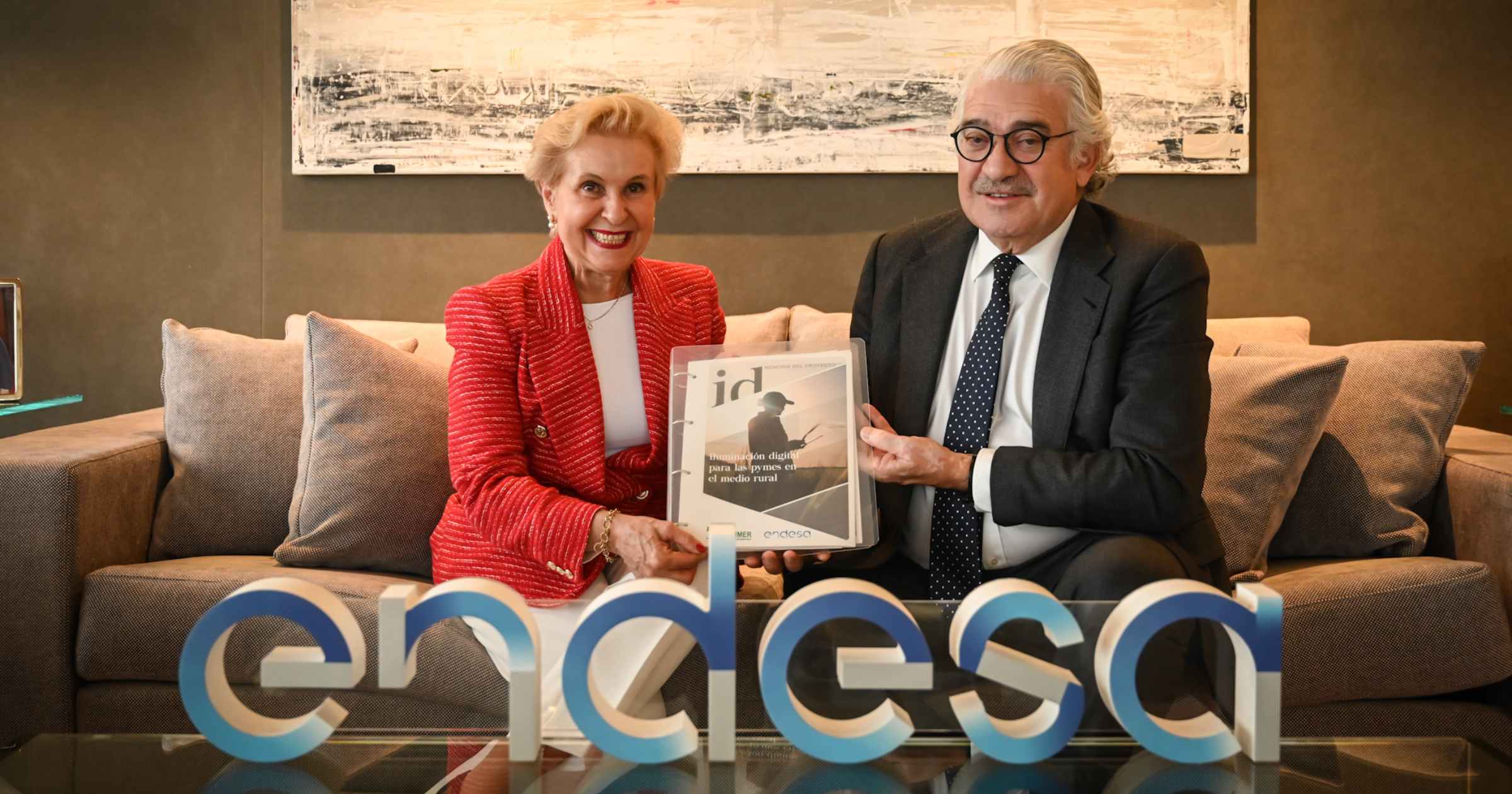 José Bogas, consejero delegado de Endesa junto a la presidenta nacional de AFAMMER, Carmen Quintanilla.